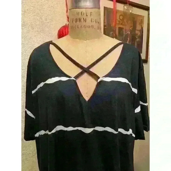 DOLNINE Plus Short Sleeve Criss Cross Front Deep V-Neck Striped Top NWT Size 26 - Picture 2 of 8